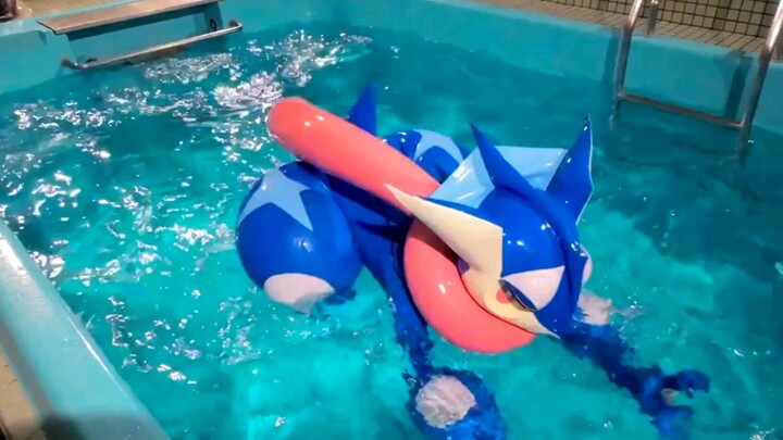 【fursuit】Greninja playing in the water