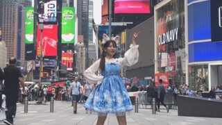 [Pedas] Melompat dan menyentuh langit di bawah Times Square di New York dikelilingi oleh merpati - p