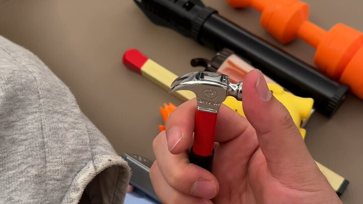 Ngày đầu làm an ninh sân bay, tôi phát hiện bao nhiêu bật lửa kỳ lạ đến thế, nhất là cái cuối cùng t