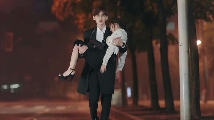 Textbook-level princess carry!! Now THAT's what I call BG brilliance! The male and female leads stra