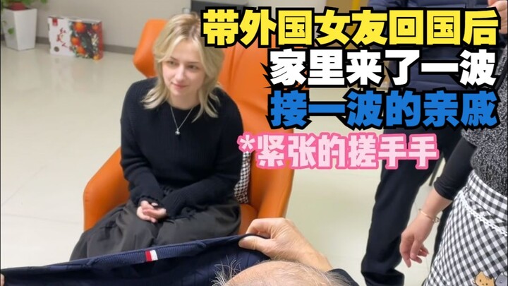带外国女友回国后，家里来了一波接一波的亲戚？！小老外第一次喝茅子，还收获了两个红包！