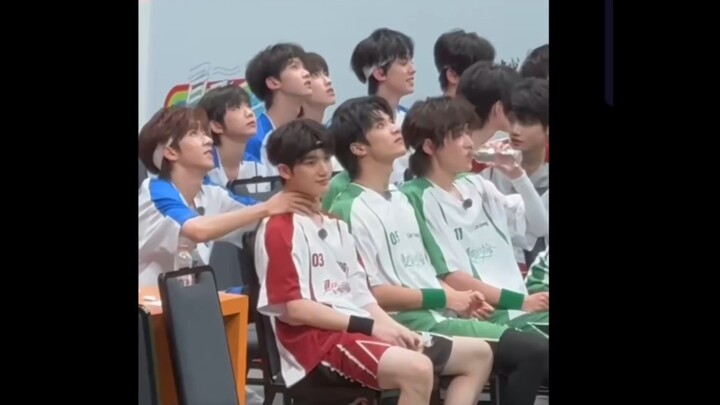 พี่ติงโดนเสี่ยวเฮ่อรัวจนหมดหนทาง หันกลับมาดูแลอย่างเอ็นดูให้เฮ่อได้พักสักหน่อย น้องศิษย์ถึงกับตะลึงแ