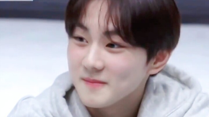 هل تعرفون كم هذا الشيء الصغير لطيف! // إيموتو البالغة من العمر ستة عشر عامًا ^··^