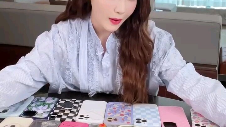 [Jeong Soo-yeon] The phone case collector’s here— a whole table piled high with phone cases