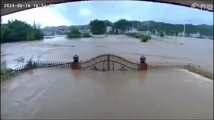 Tembok ini sangat kuat bahkan sampai terendam banjir
