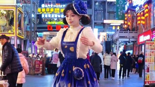 Seorang "pembunuh" menari di jalanan Chongqing
