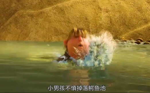 حيوان يهرب من حديقة الحيوانات ويركب حافلة مدرسية ليعود إلى الطبيعة. الكوميديا "مغامرة الكوالا 2"