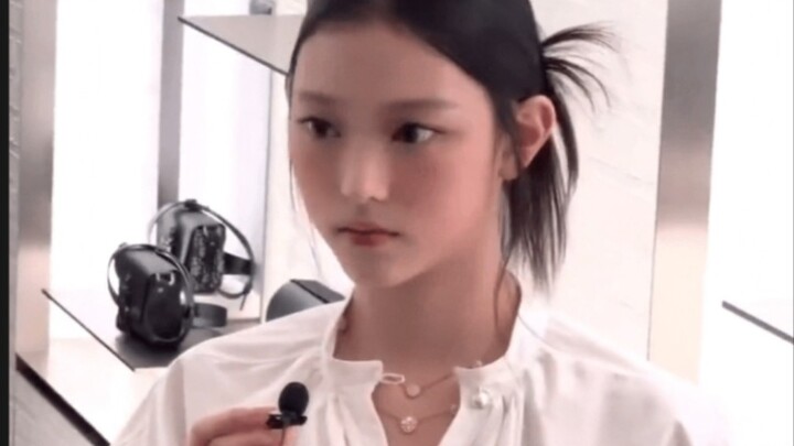 [Don’t know who’s talking? Just watch Haerin] It’s like a kitten just taking human form, curiously o