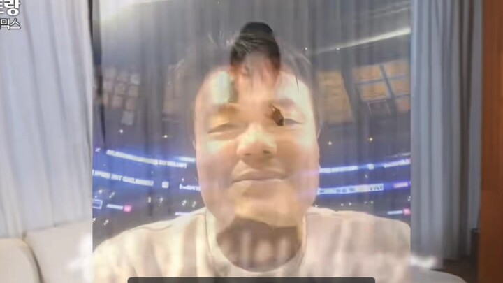 When the cat was dancing, JYP suddenly appeared out of nowhere like a ghost.