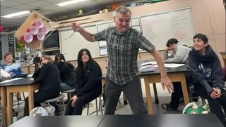 国外一位科学老师的课堂日常，不敢想象每天上他的课有多好玩