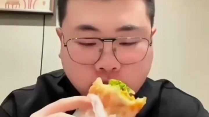 Lư Nghiêm lần nào cũng chỉ ăn những món bình thường nhất, vậy mà lần nào cũng làm tôi phải “ngã mũ” 