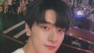 [Lin Yi] Do all the handsome people randomly flip their phones to take videos? ? ?