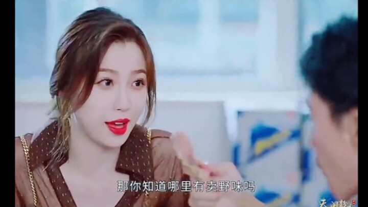 Vừa đến nhà hàng là quăng cho tôi cả xấp tiền à? Nếu tao là ông chủ, nhất định bắt con gà rừng ngon 