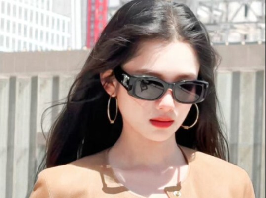 I gotta say, this brand really knows how to pick! Their brand ambassador is so sleek, so on-trend! [