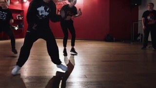 【المنزل الأحمر】رقصة لوكينغ مريحة للغاية! مدرب رائع توني بيليسيمو يُقدم رقصة لوكينغ The Tuxedo Way