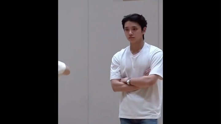 [Hong Ji-soo] Who can resist this? No makeup, arms crossed, forehead exposed, walking and tilting he
