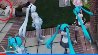 Comic-Con security guard touches MIKU's ass and gets beaten up as his mother doesn't know him