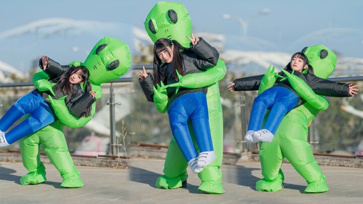 ❤Aku diculik alien! Dia bahkan mengajakku... berdansa dengannya?