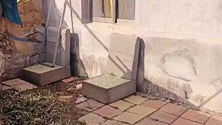 Dưới đây đặt một chiếc chậu inox, cũng kêu đấy