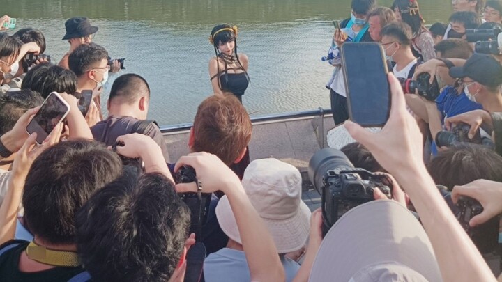 فتاة صغيرة مثيرة محاطة بالرجال