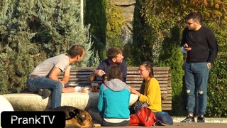 Giả vờ đi vệ sinh trên phố