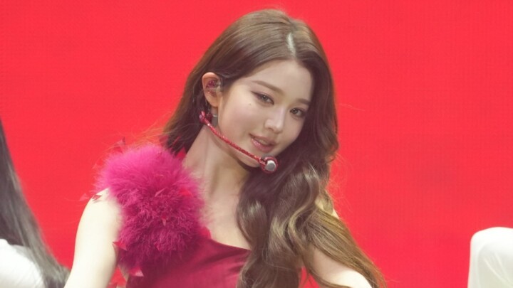 الظهور الأول لتشانغ يوان يينغ على المسرح منفردة بعد سبع سنوات من انطلاقتها