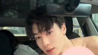 Pacarku berganti pakaian di dalam mobil, sahabatku tidak memberitahuku ada adegan seperti ini saat m