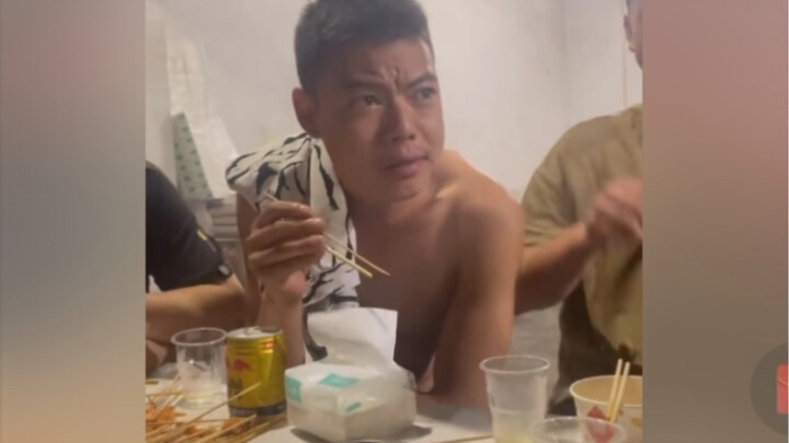 Ini mah seni performa setelah mabuk! Besok pagi pas bangun tidur sambil duduk di toilet, gue bingung