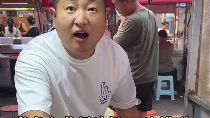 أغلى أرز مقلي بجراد البحر في السوق الليلي يبلغ سعره 198 يوانًا للوجبة