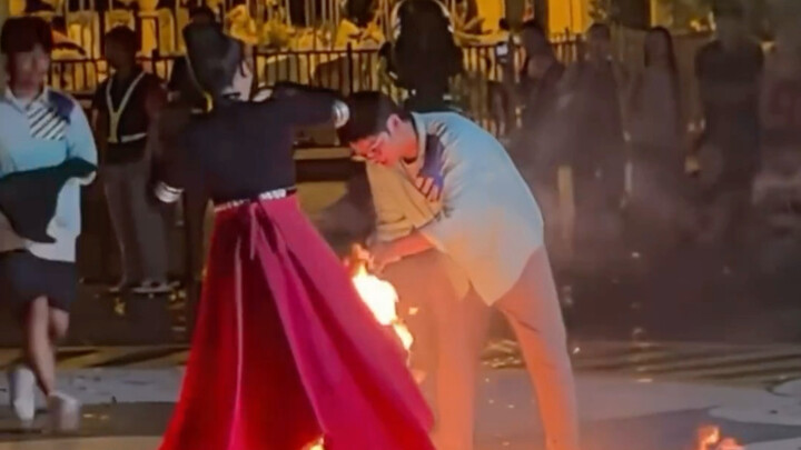 A female performer at an amusement park in Xuzhou was burned in a fire 🔥 It was terrifying.