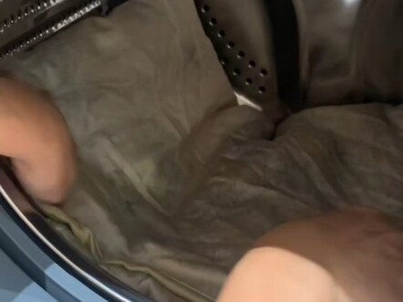 اتضح أنني بعد كل هذه السنوات ما زلت لا أعرف كيف أغسل الملابس!