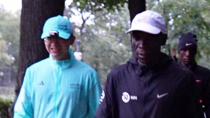 لقيت كيبتشوغ أثناء الجري الصباحي في برلين وحصلت على توقيعه!