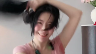 Luo Yaxi's pink short-sleeved hot dance 2 is too cool to shake her hair