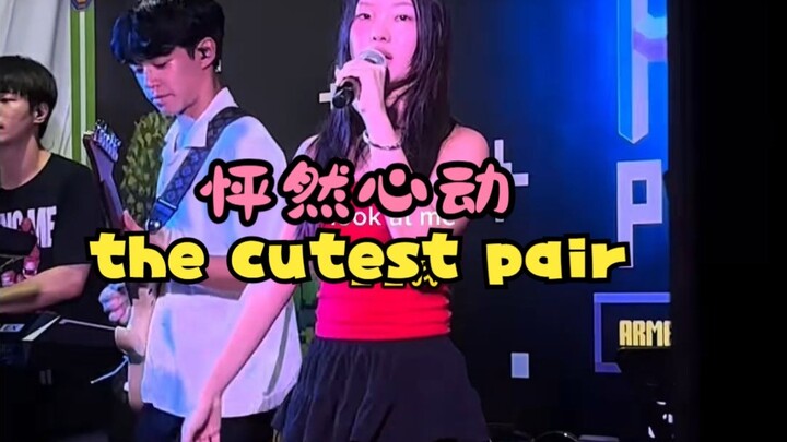 เมื่อคนที่คุณแอบชอบมาฟังคุณร้องเพลงอยู่ด้านล่าง คู่ที่น่ารักที่สุด