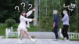 Passersby accidentally walked into the camera while recording a dance, and the footage got stuck at 