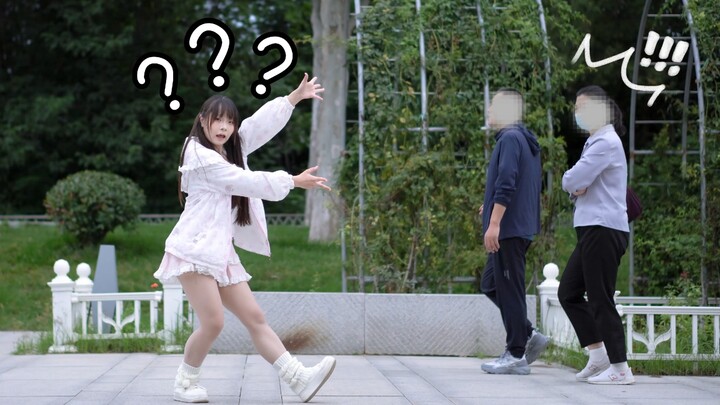 Passersby accidentally walked into the camera while recording a dance, and the footage got stuck at 