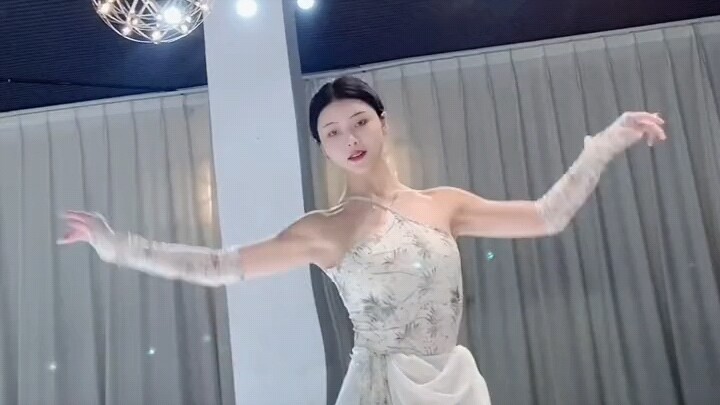 The dance teacher teaches you how to dance to the music, come and learn