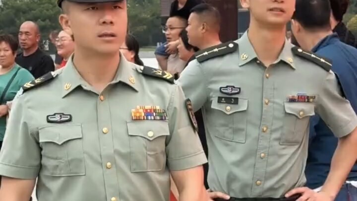 Sếp trẻ điển trai trong quân đội và sếp cũ