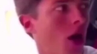 عندما يكتشف صديقك أنك تستمع أيضًا إلى "زهور الشتاء"