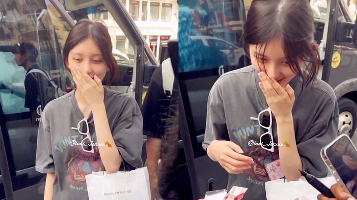 Jin Qiutian signs autographs for fans