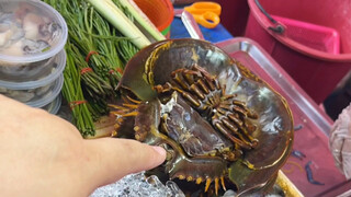 Thai Cuisine: Spicy and Sour Thai-Style Salad with "Jelly"-Like Fresh Shrimp and Crab—The More You E