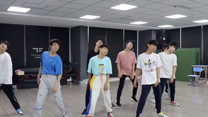 Ruang latihan dansa girl group keluarga TF Zhang Junhao (babak kedua adalah Ah Shun'er yang dipuji o