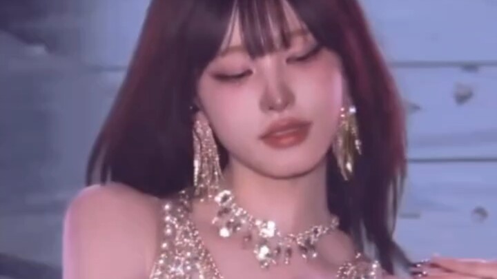 Liz’s entrance move is so seductive!