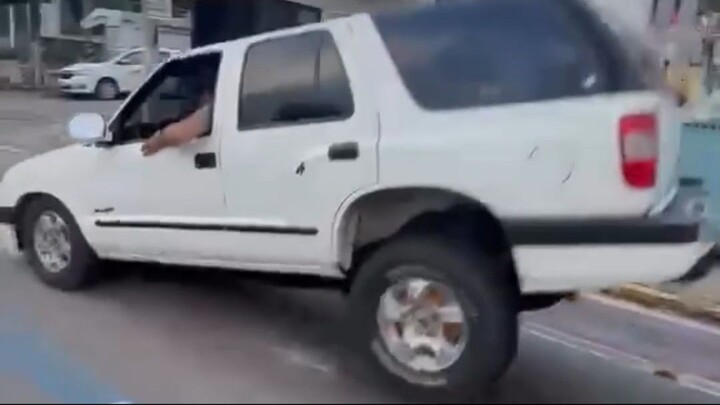 ele rampou o guincho com o carro kkkkkkkkkk
