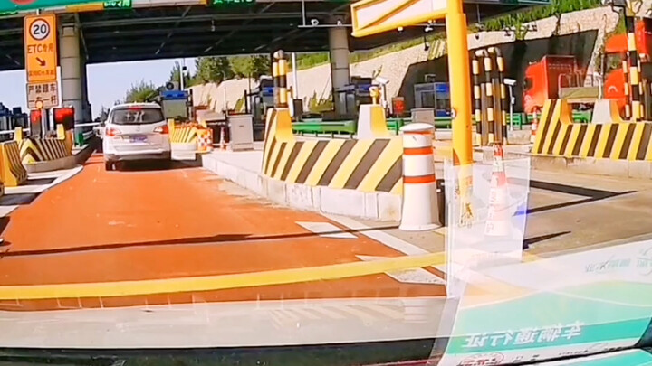 Highway Freeloader Tries to Use Someone Else’s ETC—Watch How This Pro Driver Handles It!