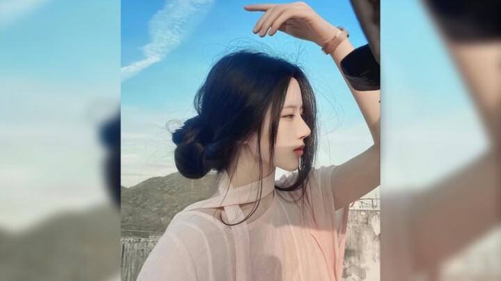 “Xa xôi đến chốn nhân gian, bóng dáng kiều diễm như ánh chớp; gặp lại thiên thần, gương mặt rạng ngờ