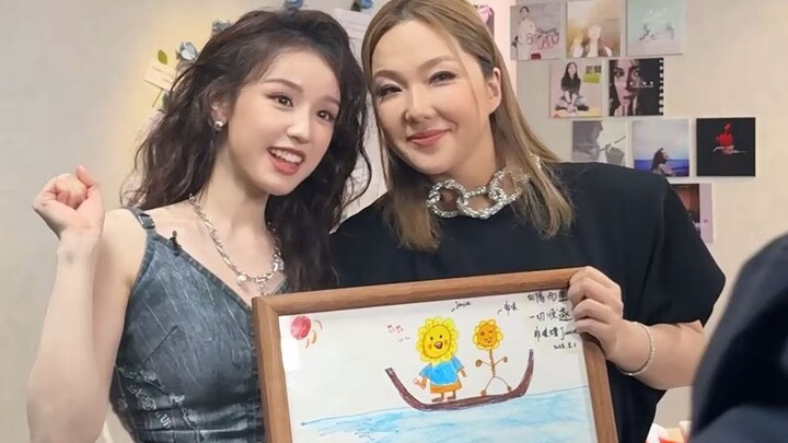 What’s it like to co-create a healing painting with Vincy Chan?