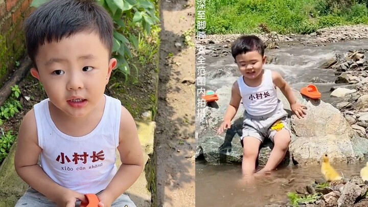 Bocah imut membawa bebek kuning kecil pergi bermain air, lalu sandalnya hanyut terbawa arus, "Dia ik