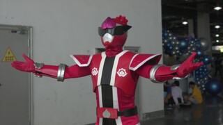 Random photos of Baotaro Sentai Tomotaro at the comic exhibition