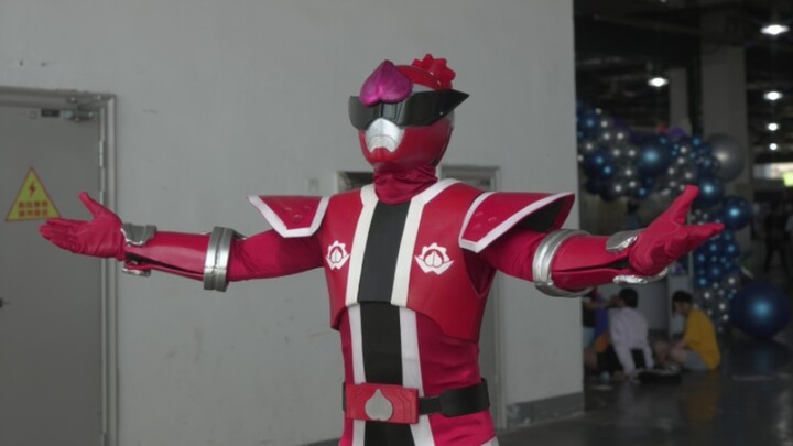 Pameran Komik Pemotretan Baotarou Sentai Don Momotaro